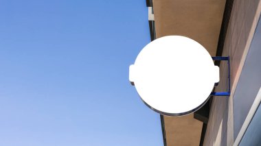 Şehir ortamında, ön cephede boş daire işareti, mağaza levhası veya logonuzu göstermek için boş alan. Sokaktaki modern paneller. Reklamların tasarımı için beyaz arkaplan üzerinde model