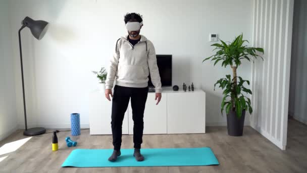 Spor Adamı Gündüz Vakti Rahat Bir Oturma Odasında Yoga Yaparken — Stok video