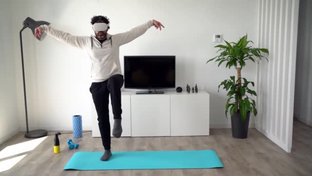 Homem Adulto Praticando Arte Marcial Kung Com Óculos Headset Sala — Vídeo de Stock