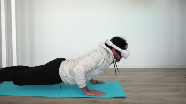 Sakallı Adam Gözlük Takıyor Evde Yoga Yapıyor Dalgalı Fütüristik Spor — Stok video