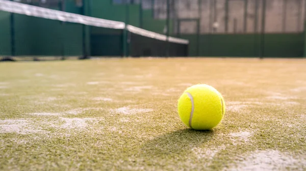 Κίτρινη Μπάλα Στο Πάτωμα Πίσω Από Δίχτυ Κουπί Πράσινο Γήπεδο — Φωτογραφία Αρχείου