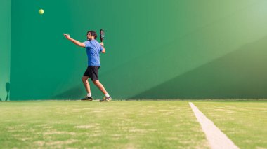 Dış sahada kürek sporu pratiği yapan bir monitör. Öğrencisine padel dersi veren bir adam. Profesyonel insanlar nasıl paddel oynanacağını öğretir. Bir spor oyunu konsepti öğren.