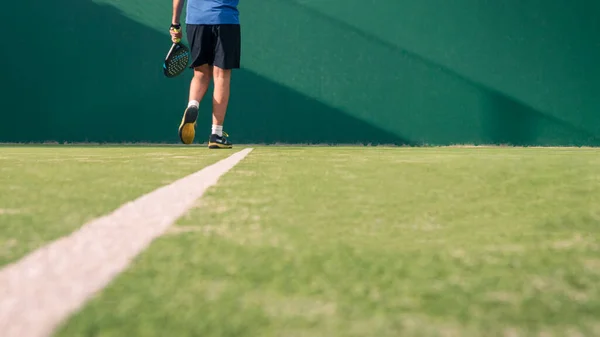 Monitor Practicing Paddle Sport Outdoor Court Man Teaching Padel Class — ストック写真