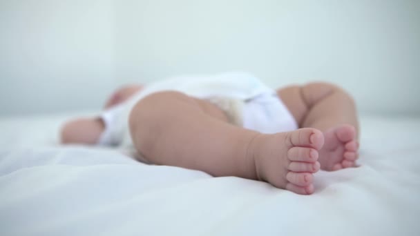 Close Foots Baby Room Lot Sunlight Newborn Sleeping Mother Bed — Αρχείο Βίντεο