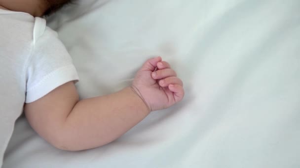 Close Newborn Boy Hand White Sheet Background Baby Sleeping Bed — 图库视频影像