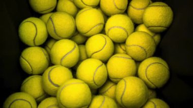 Kutudaki tenis toplarının en üst görüntüsü. Sahada antreman topları. Spor Konsepti