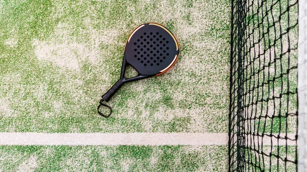 Top View Black Padel Racket Green Court Grass Turf Net — Stockfoto