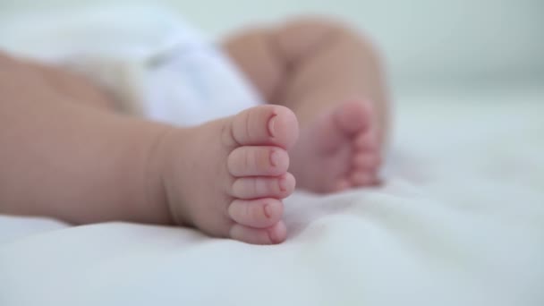 Ένα Πόδι Του Νεογέννητου Λευκό Φόντο Μικρό Πόδι Μικρού Αγοριού — Αρχείο Βίντεο