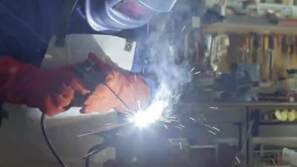 Worker Special Clothes Helmet Works Welding Machine His Workshop Bright — Videoclip de stoc