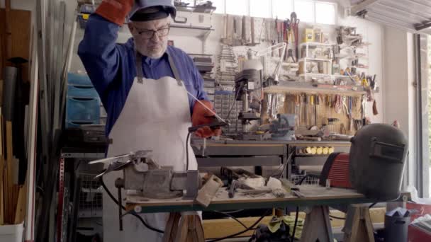 Metal Processing Man Using Welding Machine Steel Seam Locksmith Special — Wideo stockowe