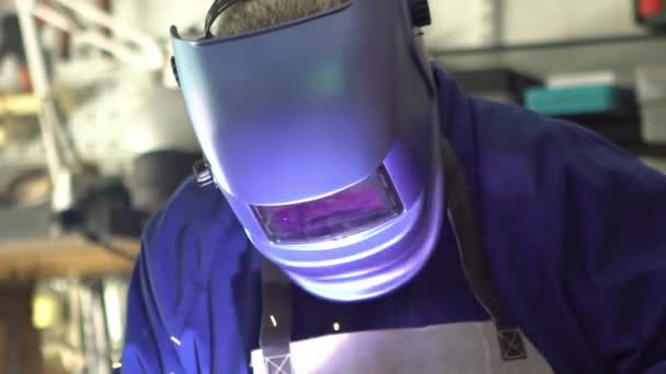 Slowmotion Man Welder Safety Helmet Working Arc Welding Machine Workshop — Vídeo de Stock