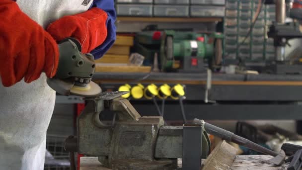 Slowmotion Worker Grinding Metal Grinder Cleaning Steel Seam Working Metal — Stockvideo