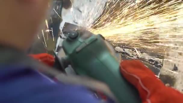 Slowmotion Man Welder Safety Clothes Polishes Metal Angle Grinder Workshop — 비디오