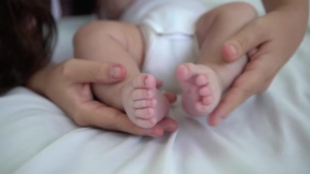 Γονικά Χέρια Που Κρατούν Νεογέννητα Παχουλά Πόδια Λευκό Φόντο Κλείσε — Αρχείο Βίντεο