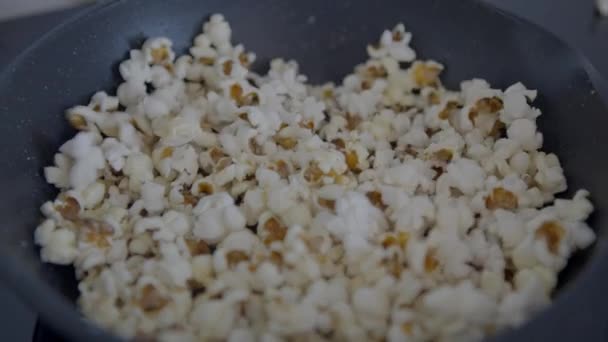 Crunchy Popcorn Snack Stainless Pan Cooking Flying Tasty Corns Grains — Vídeos de Stock
