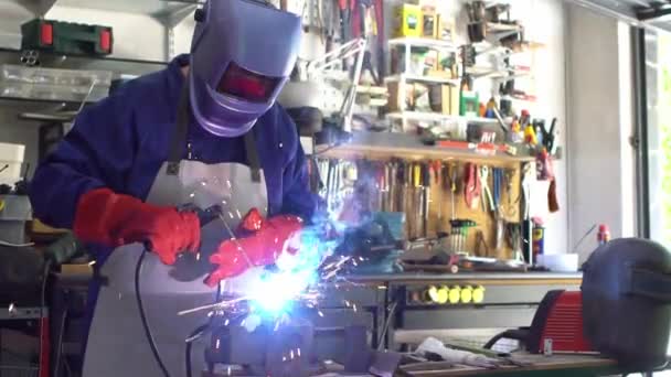 Slowmotion Worker Special Clothes Helmet Works Welding Machine His Workshop — 图库视频影像