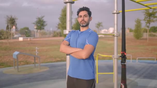 Portrait Confident Caucasian Man Exercising Sunny Park Great Trx Workout — Stok Video