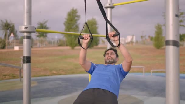 Sportsman Working Out Trx System Total Body Resistance Exercises City — Wideo stockowe