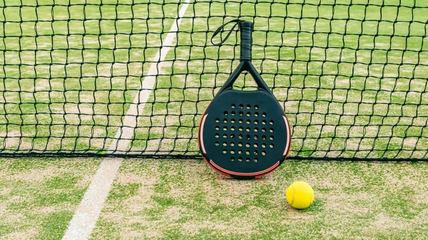 Bola Amarilla Césped Hierba Cerca Raqueta Tenis Padel Detrás Red — Foto de Stock