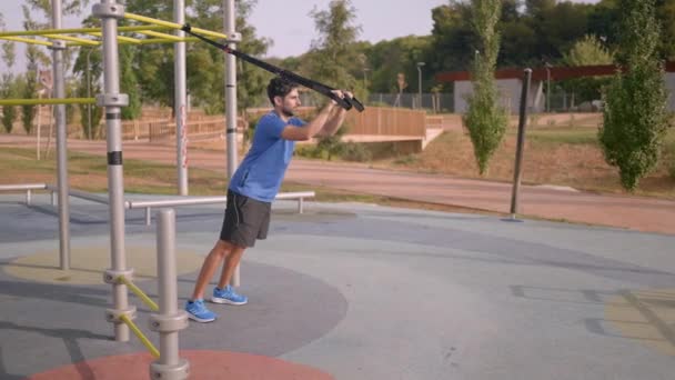 Sportsman Working Out Trx System Total Body Resistance Exercises City — Stockvideo