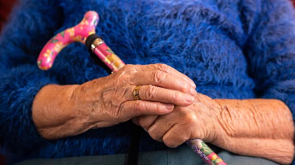 Close Avó Segurando Uma Bengala Enquanto Ela Senta Sofá Sala — Fotografia de Stock