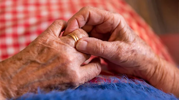 Feche Mãos Idosas Uma Velha Viúva Segurando Anéis Avó Caucasiana — Fotografia de Stock