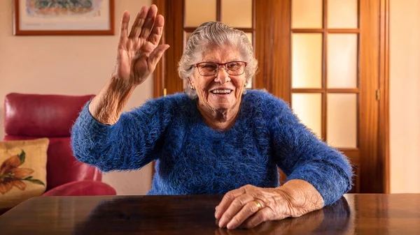 Feliz Anciana Con Una Sonrisa Cara Caída Mano Saludo Caucásico —  Fotos de Stock