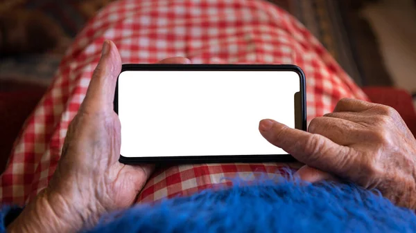 Vrásčité Ruce Stařeny Drží Smartphone Bílou Prázdnou Obrazovkou Pro Vaše Stock Snímky