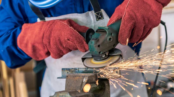Craftsman Grinding Metal Disk Grinder Workshop Worker Cleaning Steel Seam Rechtenvrije Stockfoto's