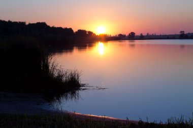 Nehri yakınında güzel gün batımı