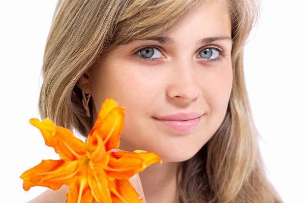 Portret pięknej dziewczyny z pomarańczowy kwiat lilii — Zdjęcie stockowe
