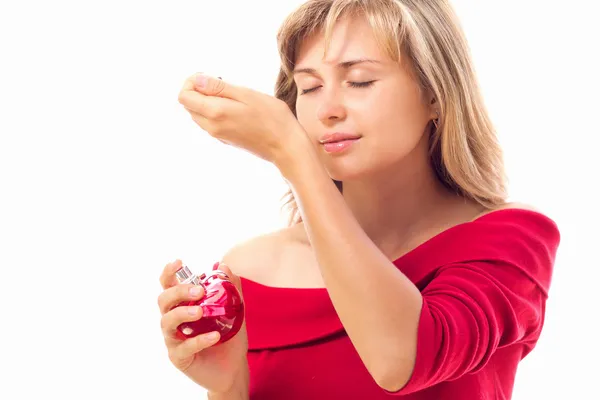 Hermosa chica huele la mano con perfume — Foto de Stock