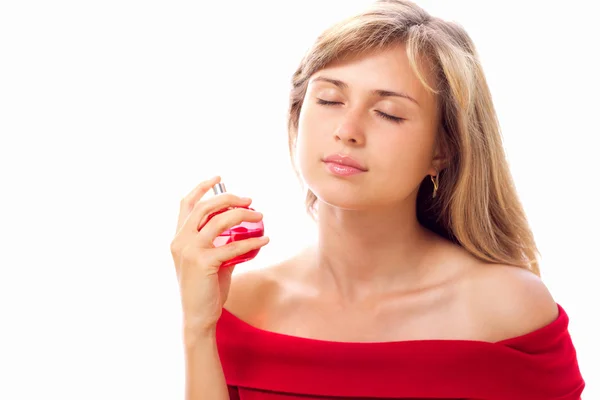 Menina bonita usando perfume em vermelho é garrafa — Fotografia de Stock