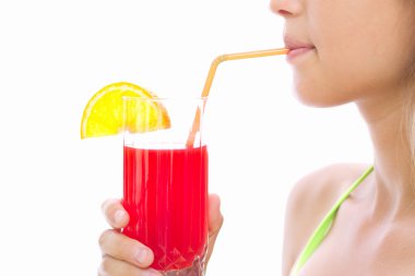 Kız bir saman ile portakal suyu içme