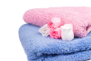 renkli havlu ve sabun gül şeklinde