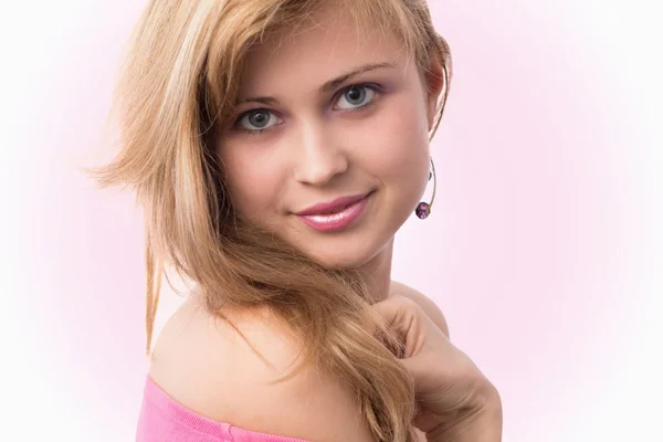 Portret de una linda chica con hermoso cabello y maquillaje — Foto de Stock