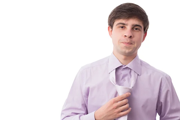 Улыбающийся мужчина в рубашке и галстуке — стоковое фото