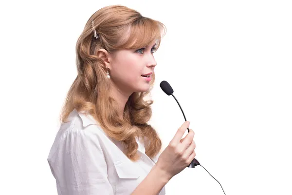 Güzel kız mikrofon ile beyaz bir gömlek — Stok fotoğraf