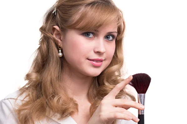 Porträt eines schönen Mädchens mit einem Pinsel für Make-up — Stockfoto