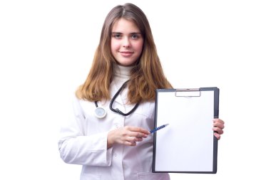 genç bir doktor ile bir klasör ve kağıt elinde