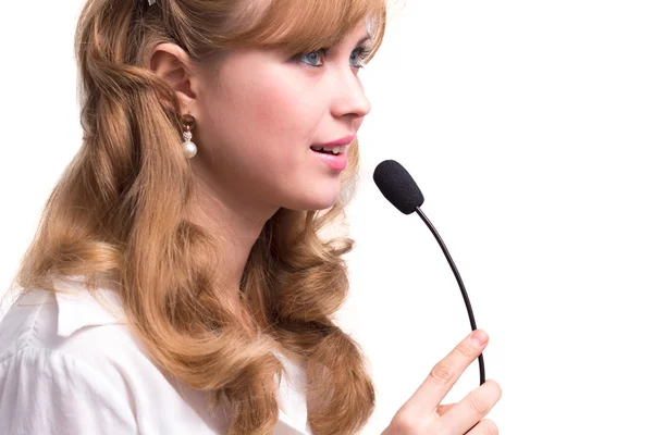 Schönes Mädchen im weißen Hemd mit Mikrofon — Stockfoto