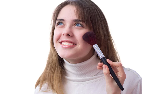 Porträt eines Mädchens mit einem Pinsel für Make-up in der Nähe ihres Gesichts — Stockfoto