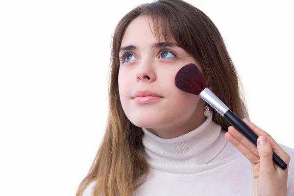 Porträt eines Mädchens mit einem Pinsel für Make-up in der Nähe ihres Gesichts — Stockfoto