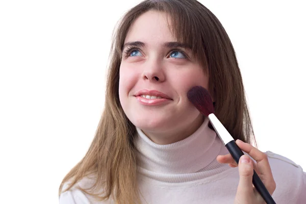 Porträt eines Mädchens mit einem Pinsel für Make-up in der Nähe ihres Gesichts — Stockfoto