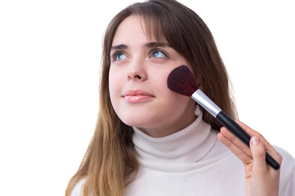 Porträt eines Mädchens mit einem Pinsel für Make-up in der Nähe ihres Gesichts — Stockfoto