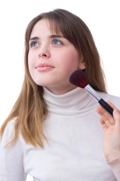 Bir kız için yüzüne yakın makyaj fırça ile portresi — Stok fotoğraf