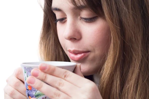 Porträtt av en vacker flicka med en kopp te i hennes händer — Stockfoto