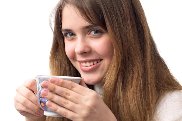 Ritratto di una bella ragazza con una tazza di tè in mano — Foto Stock