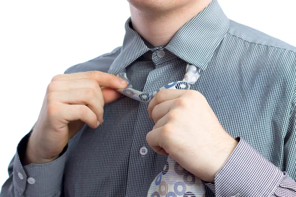 Красивый молодой человек, завязывающий галстук — стоковое фото