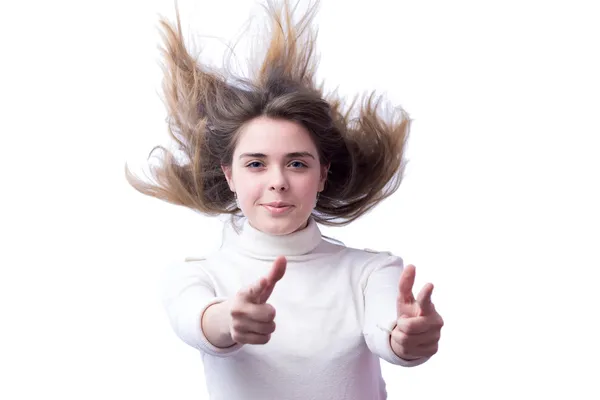 Активная, подвижная девочка с длинными летящими волосами — стоковое фото